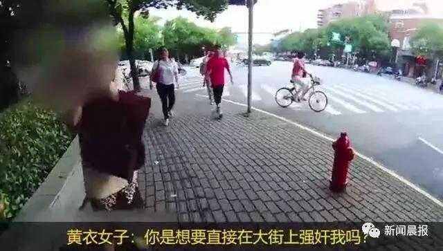 女子对民警大喊